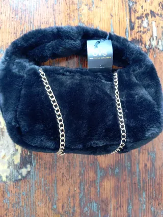 Borsetta pelosa nera con catena dorata