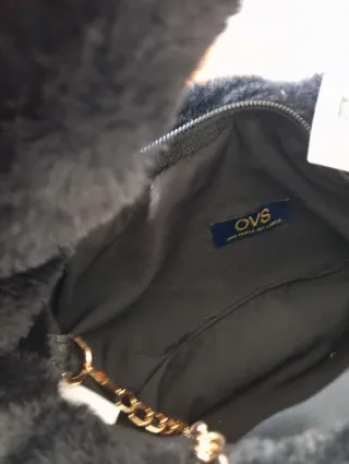 Borsetta pelosa nera con catena dorata