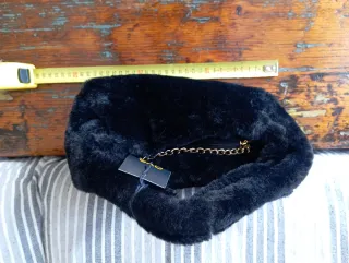 Borsetta pelosa nera con catena dorata