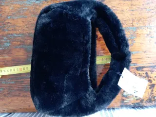 Borsetta pelosa nera con catena dorata