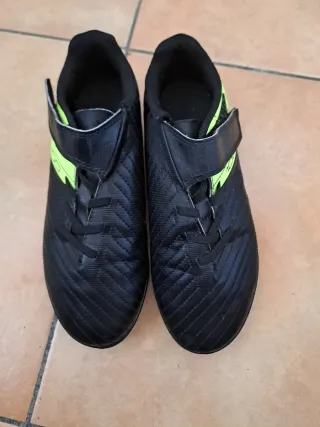 Scarpe da calcio nere e verdi numero 34