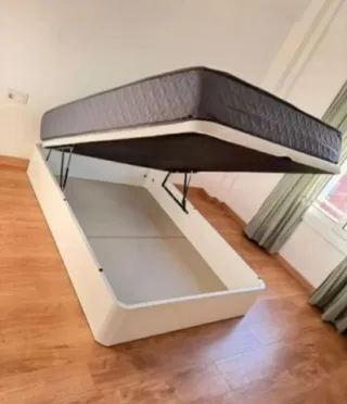 Canapé y colchón de de matrimonio