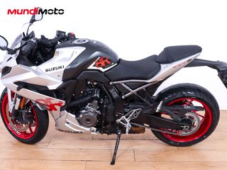 SUZUKI GSX-8R
