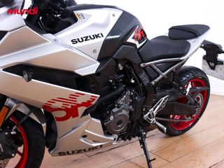 SUZUKI GSX-8R