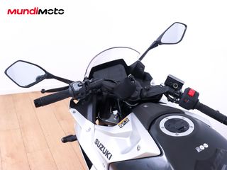 SUZUKI GSX-8R