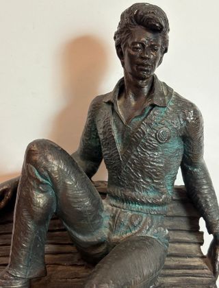 Figura de Hombre Firmada Senserrich