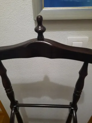 Galán de noche de madera oscuro