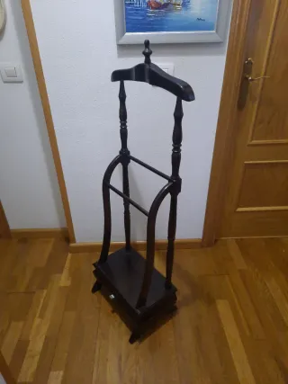 Galán de noche de madera oscuro