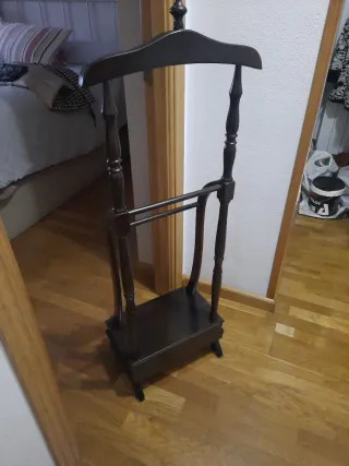 Galán de noche de madera oscuro