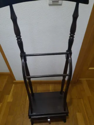 Galán de noche de madera oscuro