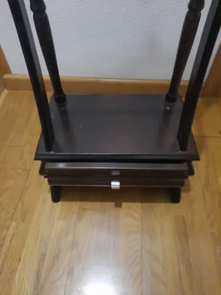 Galán de noche de madera oscuro