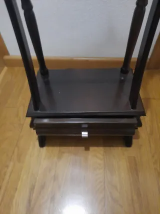 Galán de noche de madera oscuro