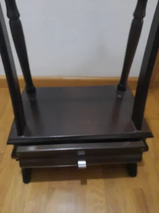 Galán de noche de madera oscuro