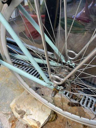 Bicicleta Fabric City con casco