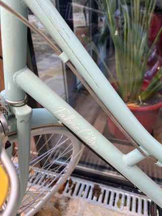 Bicicleta Fabric City con casco