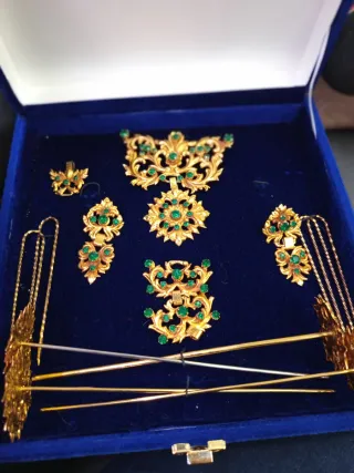 Aderezo fallero oro con piedras verdes