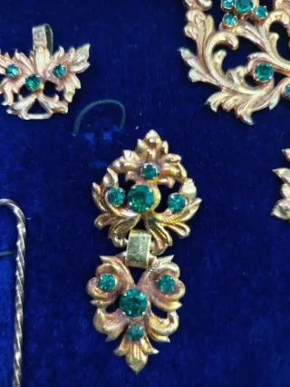 Aderezo fallero oro con piedras verdes