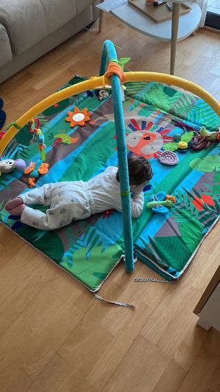 Gimnasio para bebé con arco y juguetes