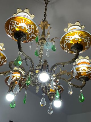 Lámpara de techo dorada y verde