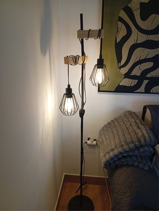 Lámpara de pie industrial madera y metal