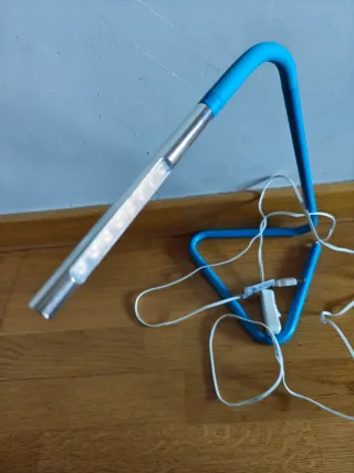 Flexo LED Ikea Azul y Plata, enchufe por USB