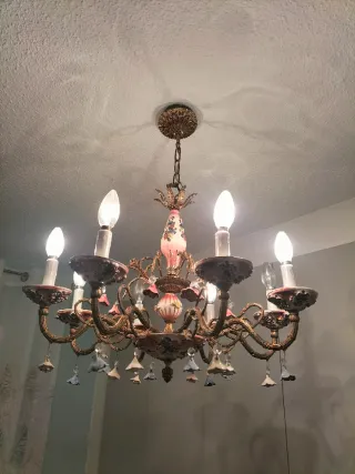 Lámpara de techo dorada con globos