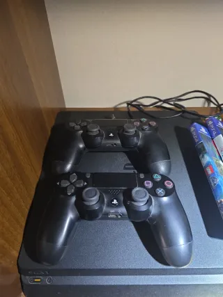 PS4, 1 tb due joystick e 4 giochi, di cui GTA V