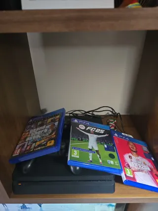 PS4, 1 tb due joystick e 4 giochi, di cui GTA V