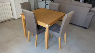 Mesa extensible y 4 sillas