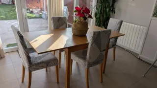 Mesa extensible y 4 sillas