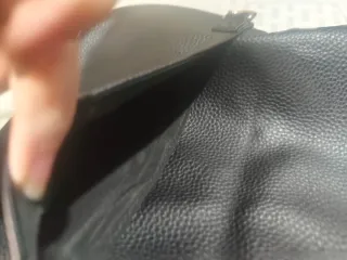 Bolso negro con cadena