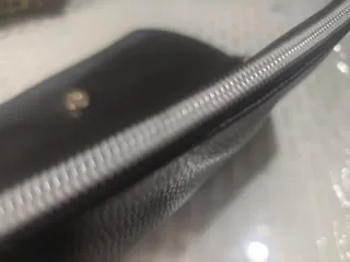 Bolso negro con cadena