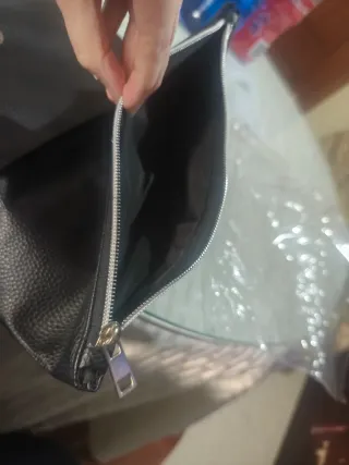 Bolso negro con cadena