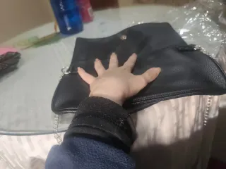 Bolso negro con cadena