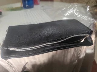 Bolso negro con cadena