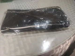 Bolso negro con cadena