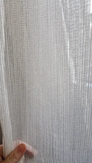 Cortinas de tela marrones y blancas