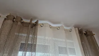 Cortinas de tela marrones y blancas