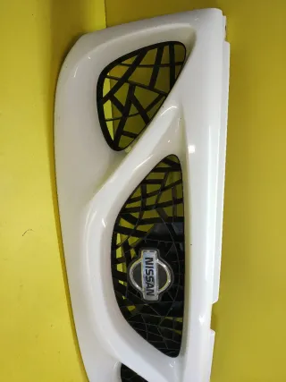 CALANDRA DELANTERA CENTRAL NISSAN TERRANO II