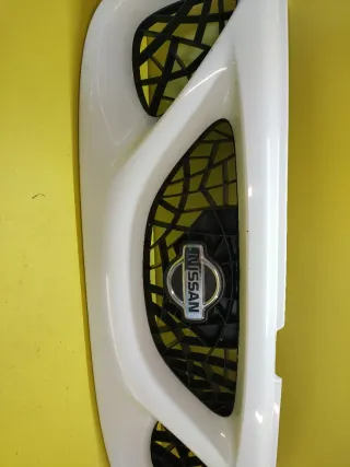 CALANDRA DELANTERA CENTRAL NISSAN TERRANO II