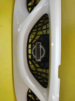 CALANDRA DELANTERA CENTRAL NISSAN TERRANO II