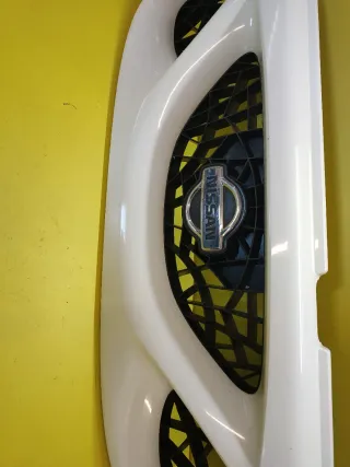 CALANDRA DELANTERA CENTRAL NISSAN TERRANO II