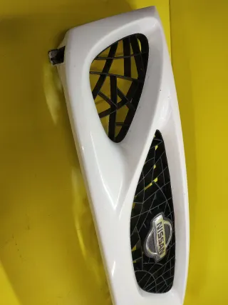 CALANDRA DELANTERA CENTRAL NISSAN TERRANO II