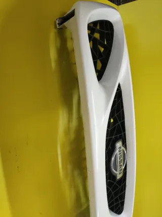 CALANDRA DELANTERA CENTRAL NISSAN TERRANO II