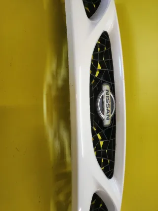 CALANDRA DELANTERA CENTRAL NISSAN TERRANO II