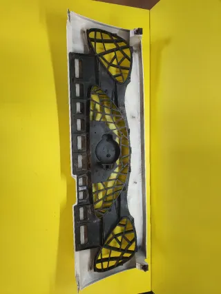 CALANDRA DELANTERA CENTRAL NISSAN TERRANO II