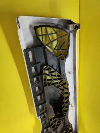 CALANDRA DELANTERA CENTRAL NISSAN TERRANO II