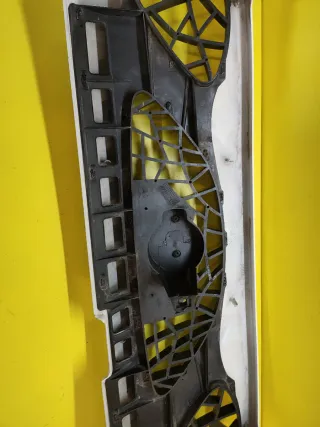 CALANDRA DELANTERA CENTRAL NISSAN TERRANO II