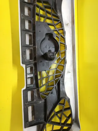 CALANDRA DELANTERA CENTRAL NISSAN TERRANO II