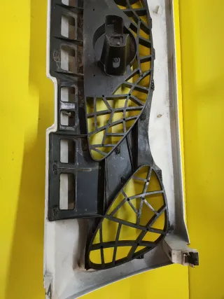 CALANDRA DELANTERA CENTRAL NISSAN TERRANO II